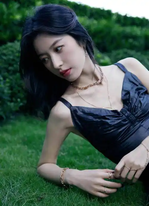 周雨彤黑色吊带装优雅恬静写真_网友_气质_女神