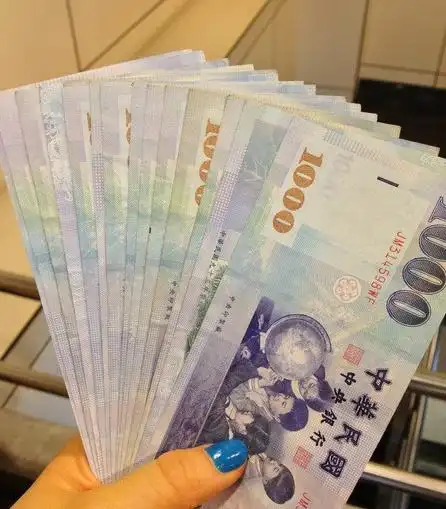 新台币简称为ntd, 分为纸币和硬币两种,纸币有2000元,1000元,500元