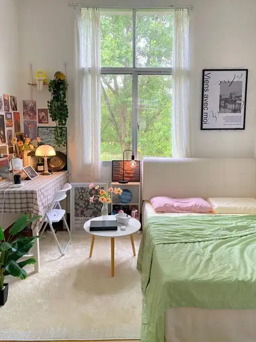 教师宿舍改造夏天的清爽卧室