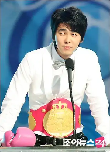 mnet"20代的选择"颁奖礼— 最佳接吻奖崔民勇