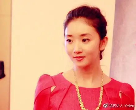 这个班都是崔新琴的学生,朱一龙,徐子瑄也和师哥黄晓明及崔新琴有合影