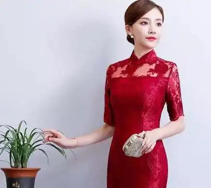 虽然旗袍只有百年的历史且又饱受争议,但这也并不影响旗袍在女人们