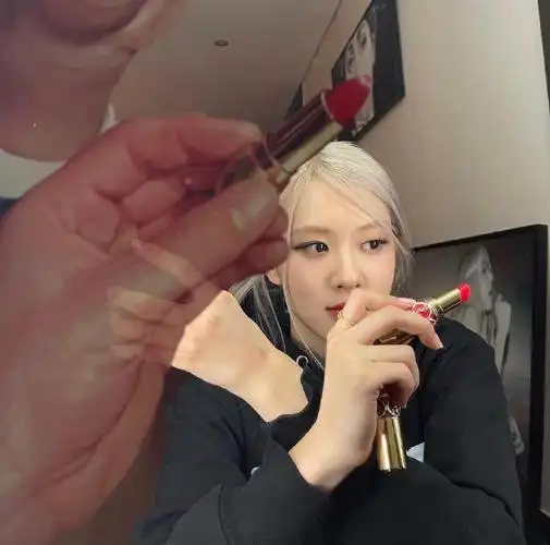 朴彩英晒对镜自拍