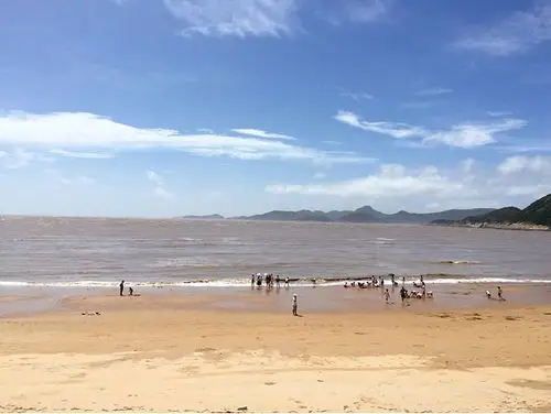 温岭松门龙门沙滩沙质一般低潮时有石头