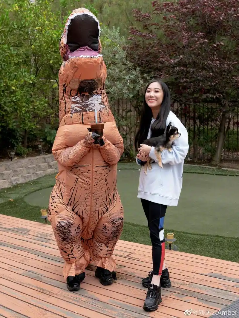 组图:刘逸云穿恐龙玩偶服遮脸 笑称"是可以看到我的照片"