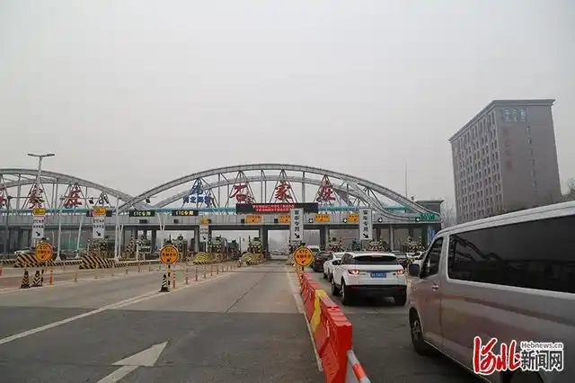 河北高速出入口启用106条混合车道疏堵