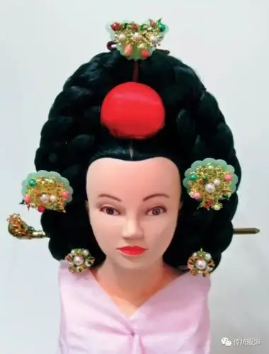 本教程说明: 1,这个发型其实是加在韩国髽鬏之上的