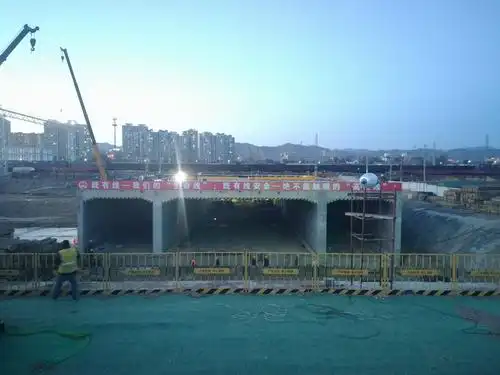 石家庄南绕城项目部承建的怀来县广场路下穿沙城站顶进框架桥工程关键
