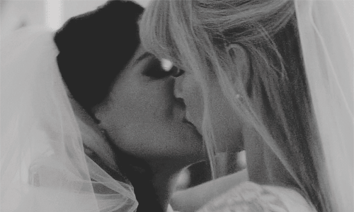 两个女人gif亲吻gif头纱gif黑白gif