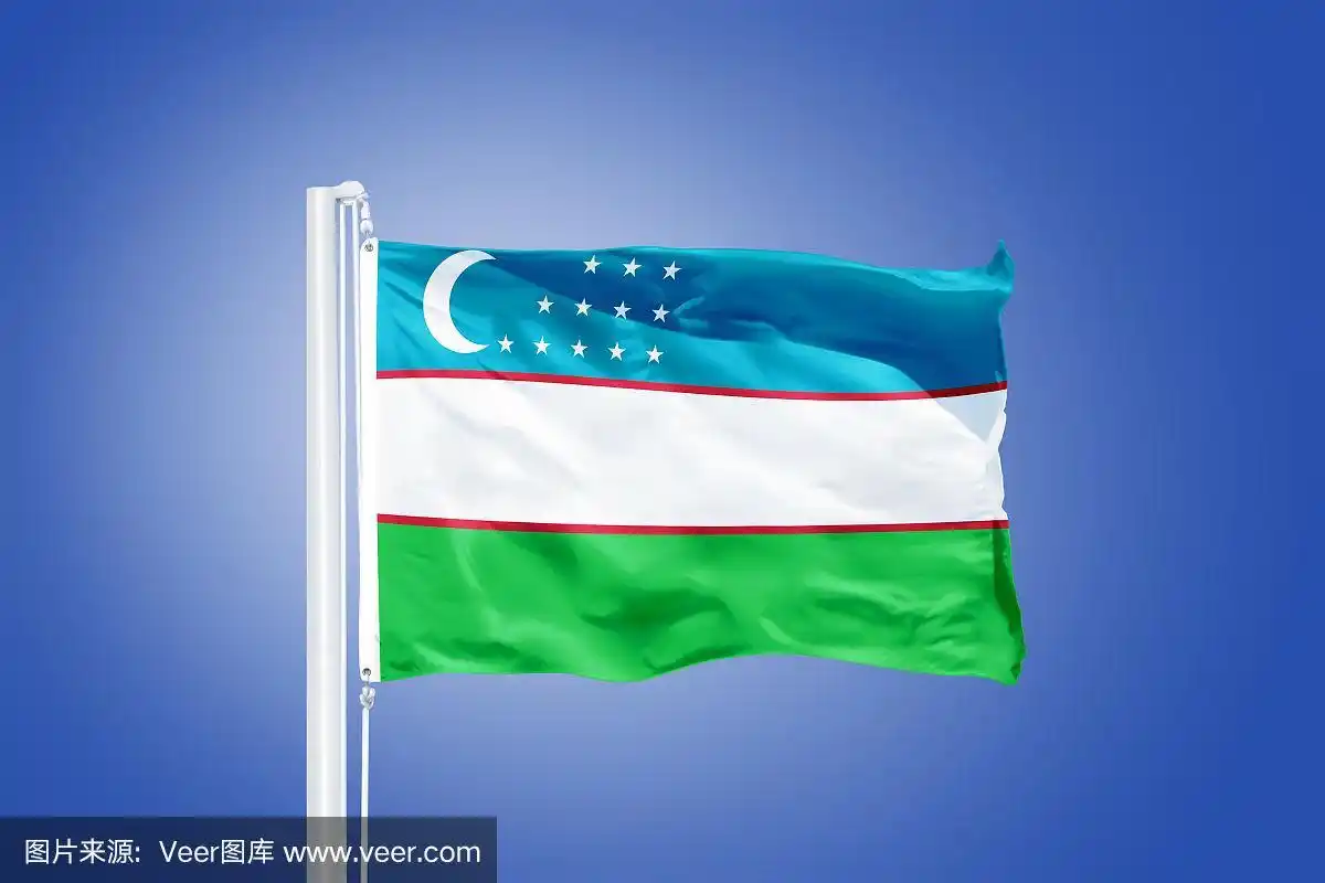 蓝天下乌兹别克斯坦国旗飘扬
