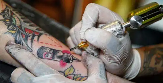 女子泰国体验一次性纹身回国红肿惨变密集水疱