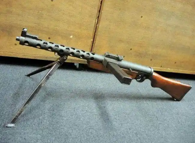 捷克zk383冲锋可以当做轻机枪使用