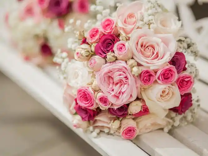 花束玫瑰花,粉红色和白色,板凳 壁纸 - 2560x1920