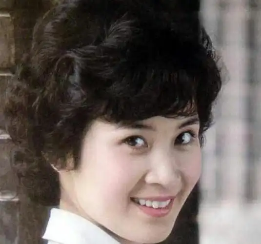 她是挂历上的常青树曾因丈夫反对拍戏而离婚如今60岁一直单身