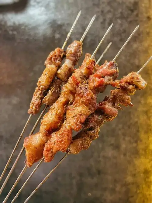 96火爆炭烤羊肉串羊肉串真的是火候很足97,烤得92羊肉表层都焦