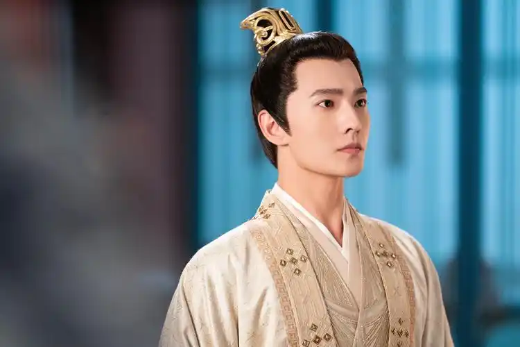 在电视剧《且试天下》中,杨洋饰演的丰兰息作为雍州二公子,在父兄面前