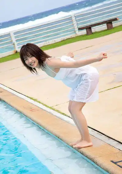 日本短发萌妹真野惠里菜泳装写真.