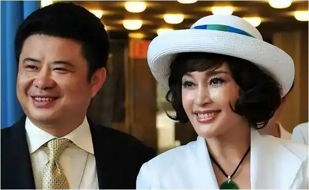 刘晓庆饰演少女引争议清醒回应让人深思70岁仍与丈夫感情甜蜜