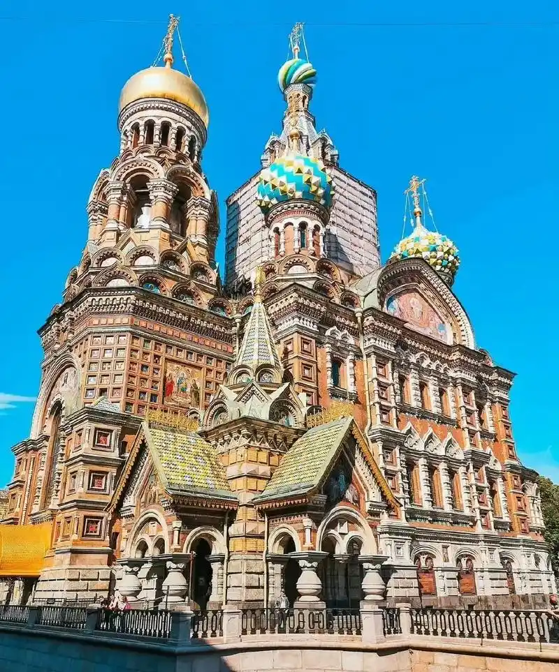 亚历山大三世为纪念其父以俄罗斯东正教风格修建的滴血救世主教堂