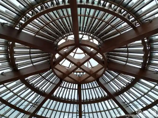 这是通向展厅通道的圆形屋顶,由玻璃和木质结构组成,非常之华丽大气