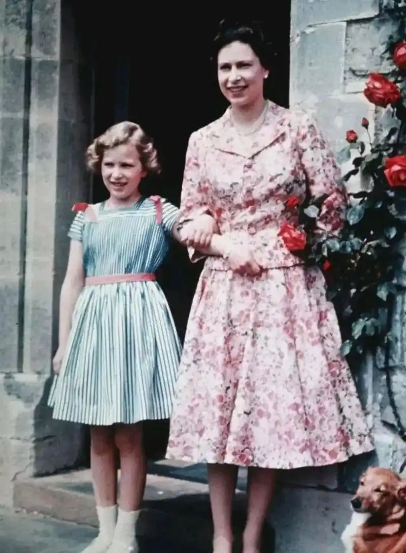英国女王伊丽莎白二世与女儿安妮公主的合影!
