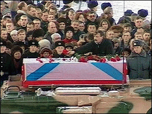 图文:潜水员又捞出多具库尔斯克号殉职官兵遗体