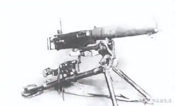 晋造冲锋枪的枪管长达395mm,几乎是普通冲锋枪枪管长的二倍,这对发挥