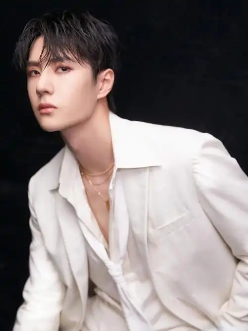 明星穿搭丨王一博纯白西服穿搭分享