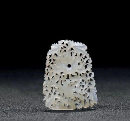 相信这一点大家是比较好理解的,拉丝工艺呢也更多地运用在镂雕,镂空