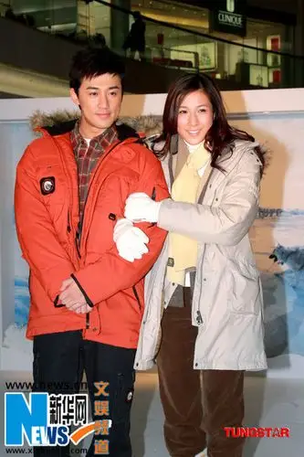 绯闻情侣走秀 钟嘉欣主动挽手林峰露尴尬(图)