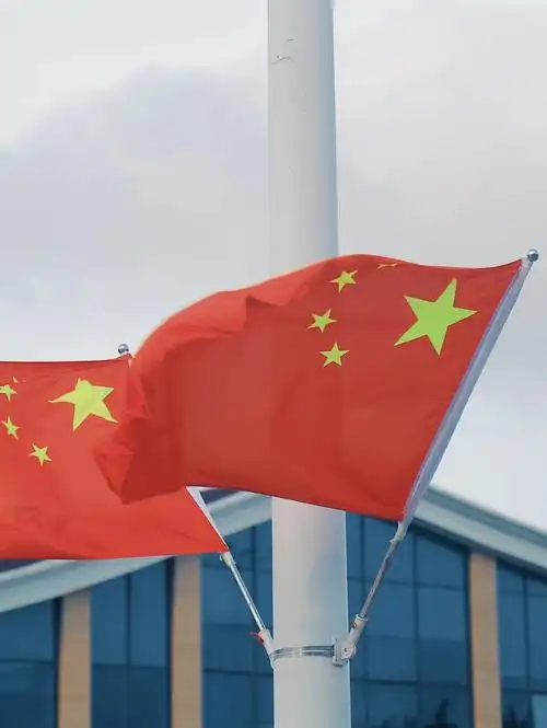 色彩缤纷的秋天 ,最耀眼的是中国红9899 #向国旗敬礼  #国庆