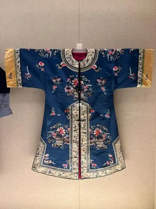 满族绣八团花蓝地女褂