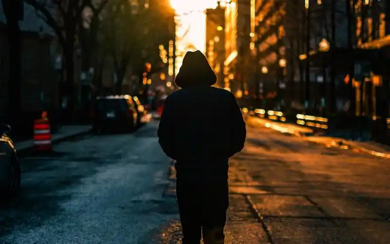 不要留我在孤独伤心的路口