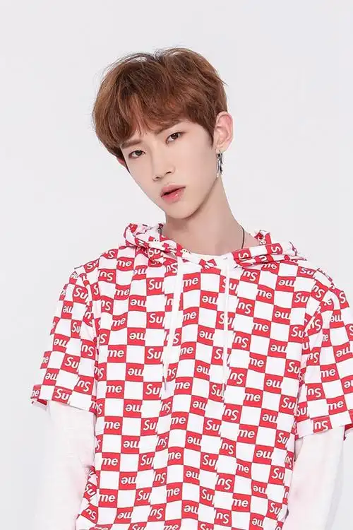 乐华七子黄新淳微博粉丝破百万晒红发自拍