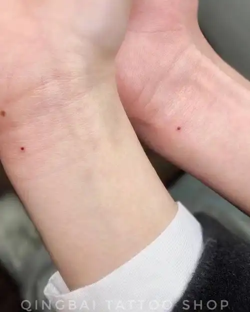 朱砂痣纹身图片_手部纹身图案