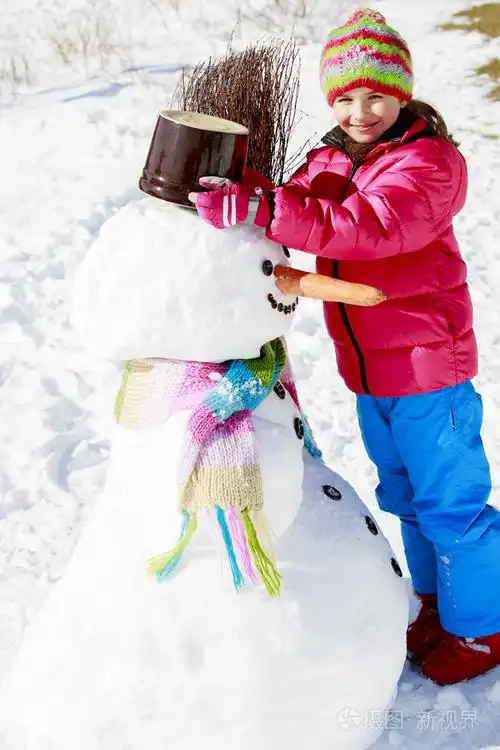 冬季娱乐,快乐的孩子玩堆雪人