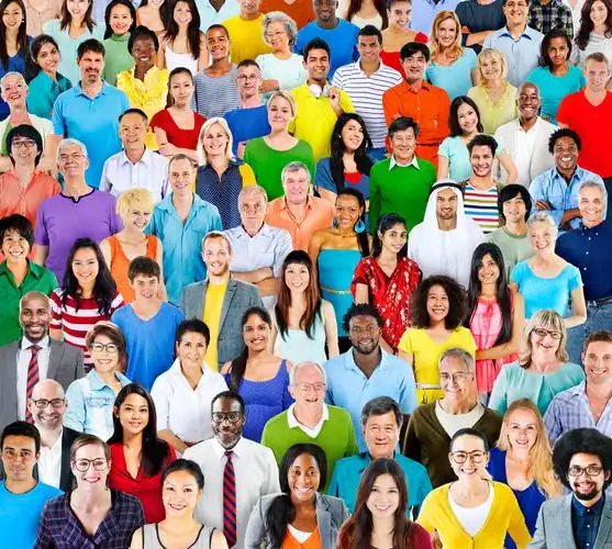 的人孤立的白色背景上的甜甜圈小孩在室内玩着很多五颜六色的几何图形