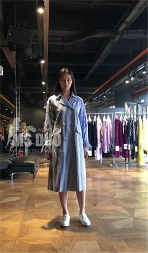 immi吴晓敏 18春夏新款 蓝色白色竖条纹系带复古长款风衣外套_7折现价