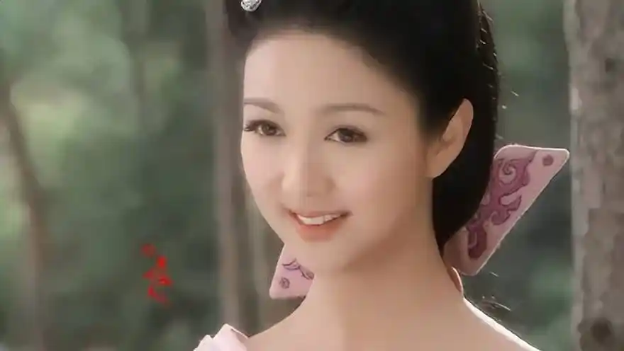 薛凯琪在桌子上练瑜伽身姿优美体态婀娜让人魂牵梦绕