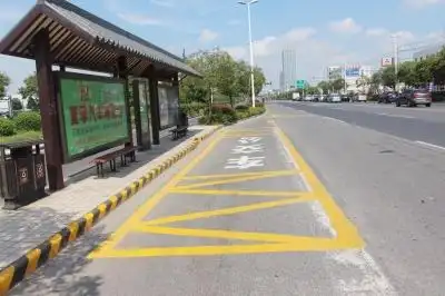 预告标识设在距公交站台55米左右的地方