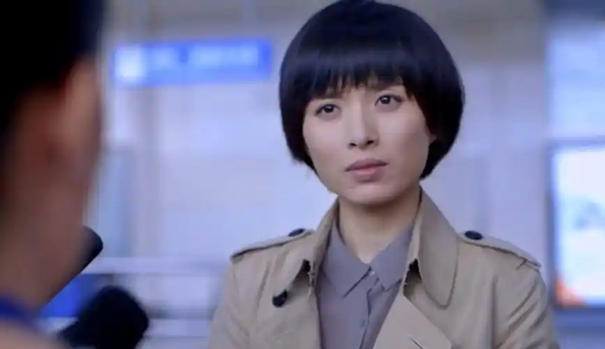 女医生兴高采烈回国,没想到等待她的却是一群记者,医生懵了