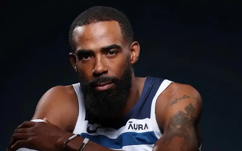 nba球员迈克康利36岁生日.森林狼全队在训练馆为他祝福 .