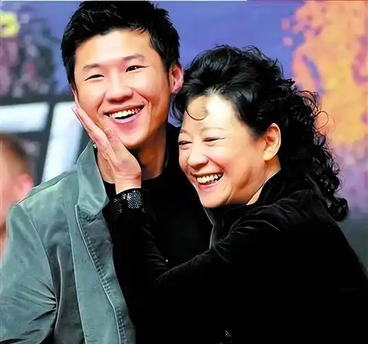 演员王骁:40岁走红,娶平凡妻子生一女,是母亲王馥荔的骄傲_父母_妈妈