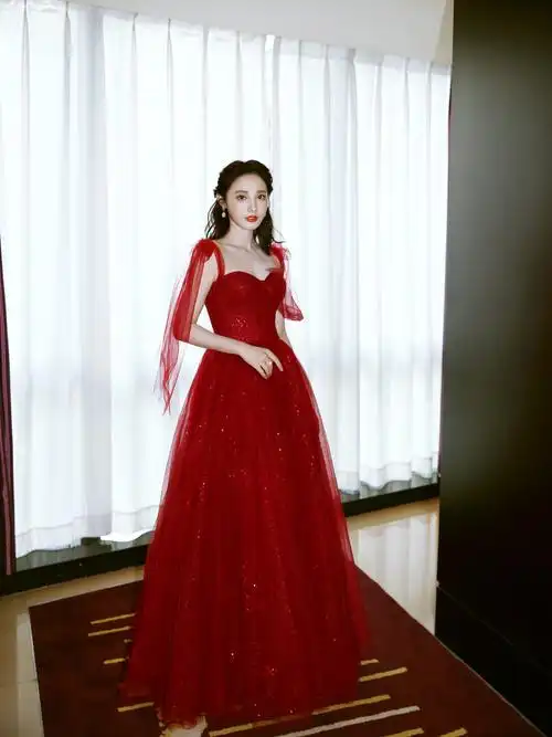 小枫彭小苒走红毯穿红色纱裙美成焦点真给范冰冰长脸