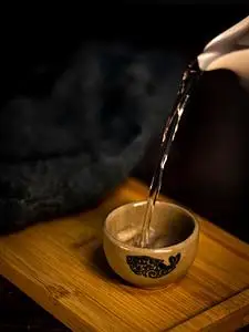 倒酒摄影图个人vip和企业vip免费下载白酒夜晚古风酒壶酒杯室内桌面摆