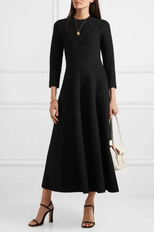 单品呈经典的修身廓形,上身贴合并向下徐徐展开成优雅的中长伞状裙摆.