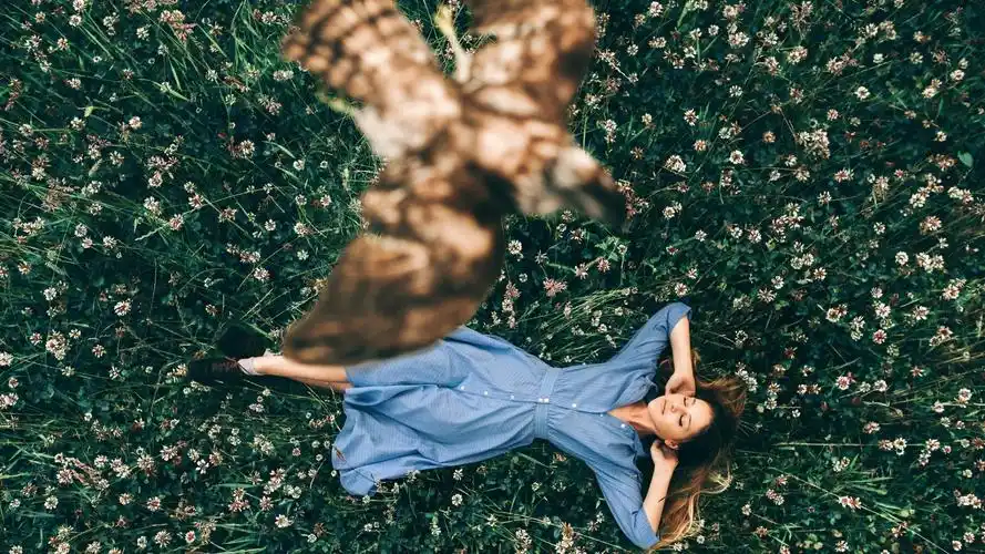 漂亮女孩,闭眼,草地,鸟,放飞心情,唯美桌面壁纸