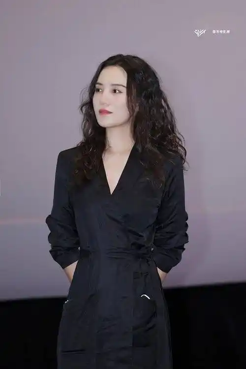 宋佳出席first青年电影展梳大波浪解锁别样风格