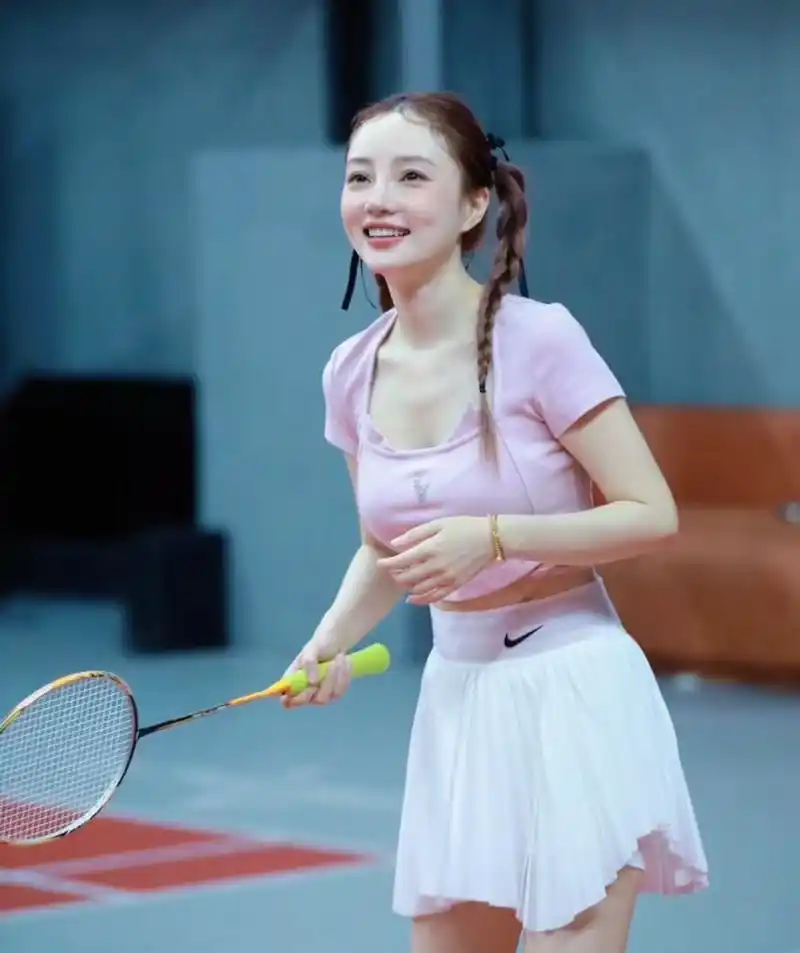 李小璐身着运动套装,少女感十足
