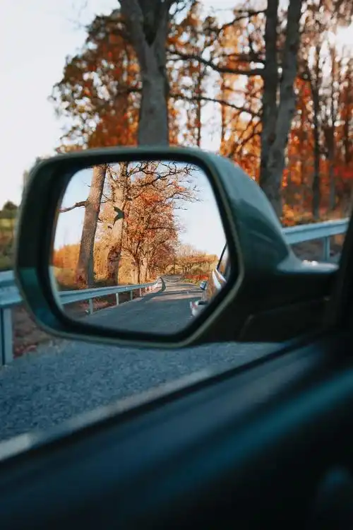 汽车后视镜风景图